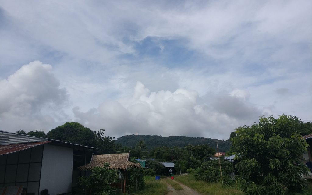 在路上看见普吉岛大佛