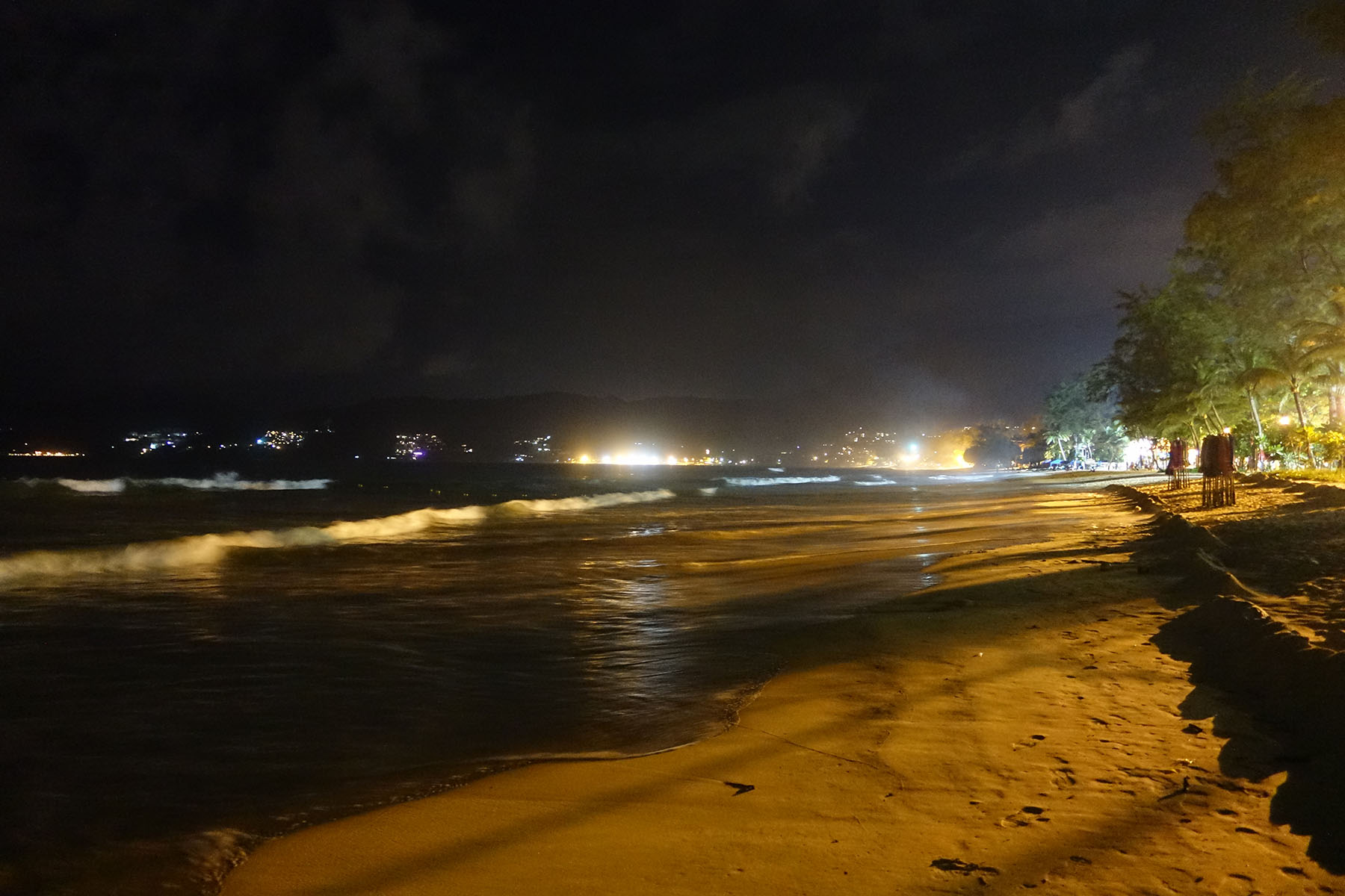 巴东海滩夜景