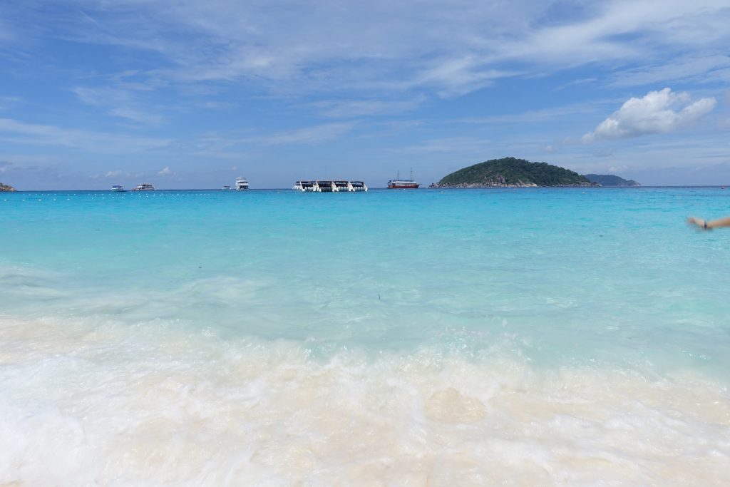 海浪袭来,曼妙无比的白沙滩