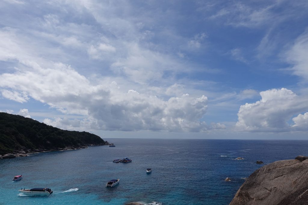 山顶眺望港湾远处,别有一番滋味