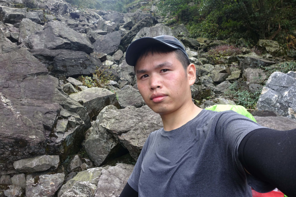 船底顶乱石坡下休息的我